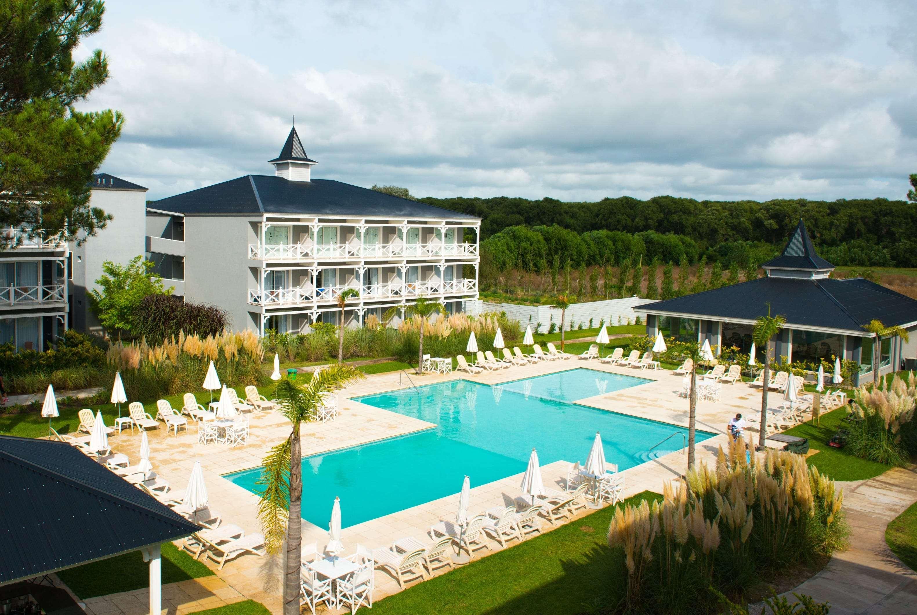 Howard Johnson Hotel & Convention Center Madariaga - Carilo Exterior foto