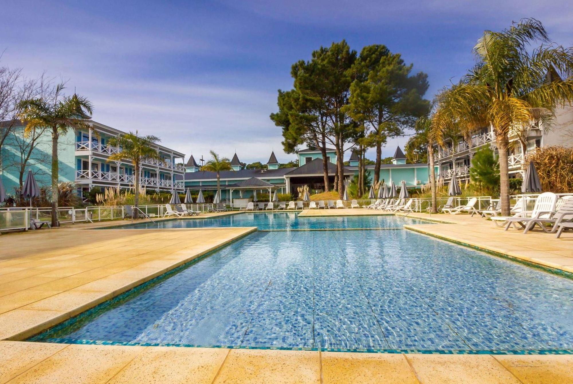 Howard Johnson Hotel & Convention Center Madariaga - Carilo Exterior foto