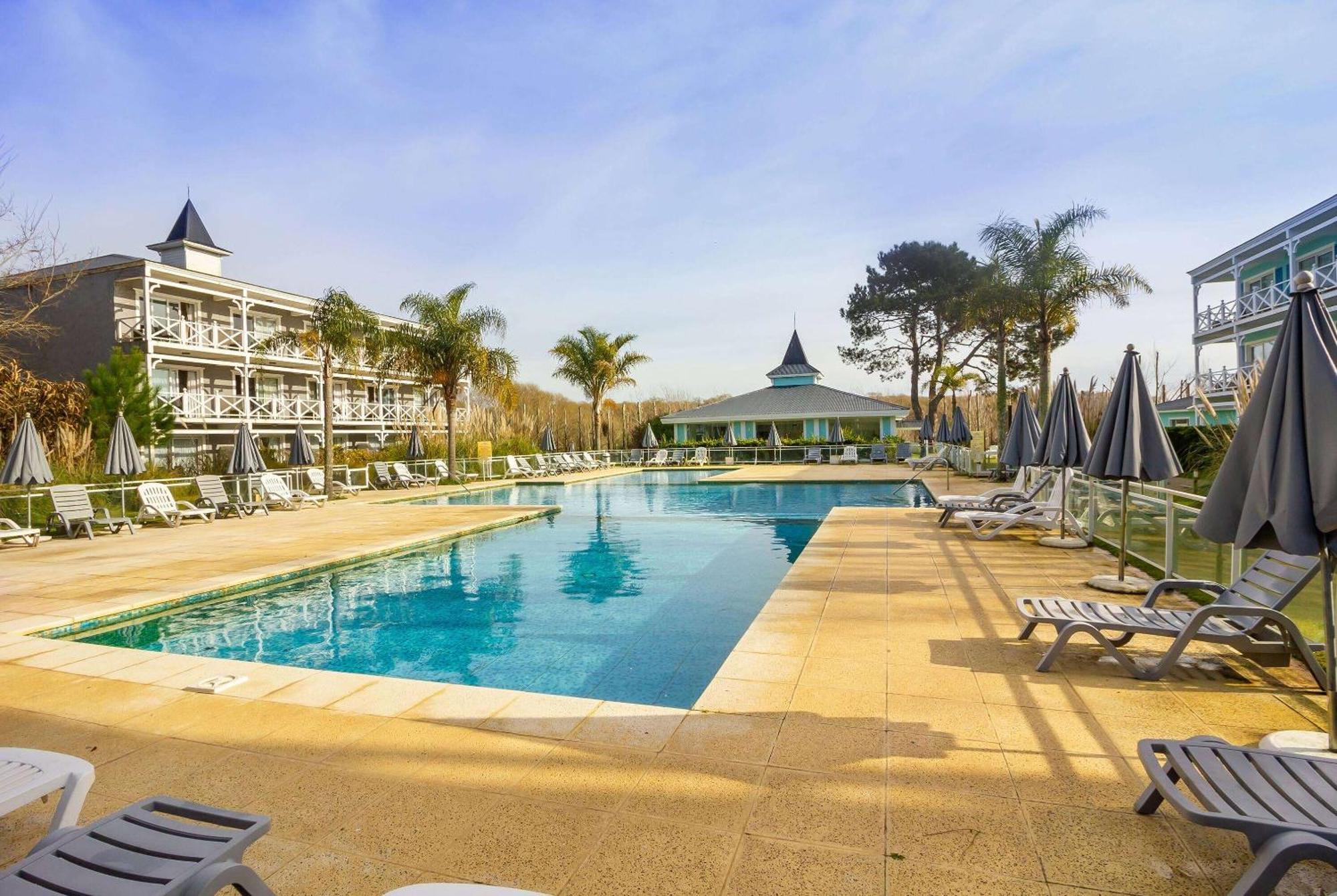 Howard Johnson Hotel & Convention Center Madariaga - Carilo Exterior foto
