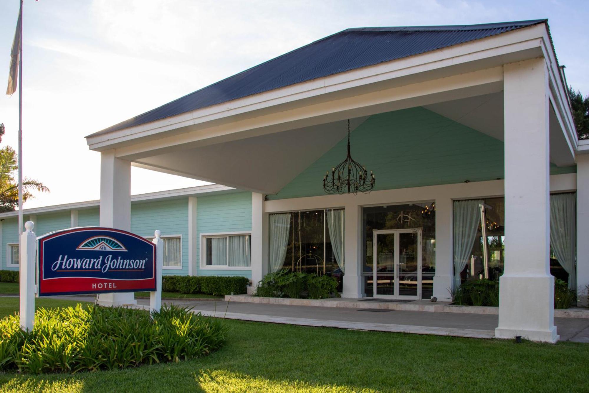 Howard Johnson Hotel & Convention Center Madariaga - Carilo Exterior foto
