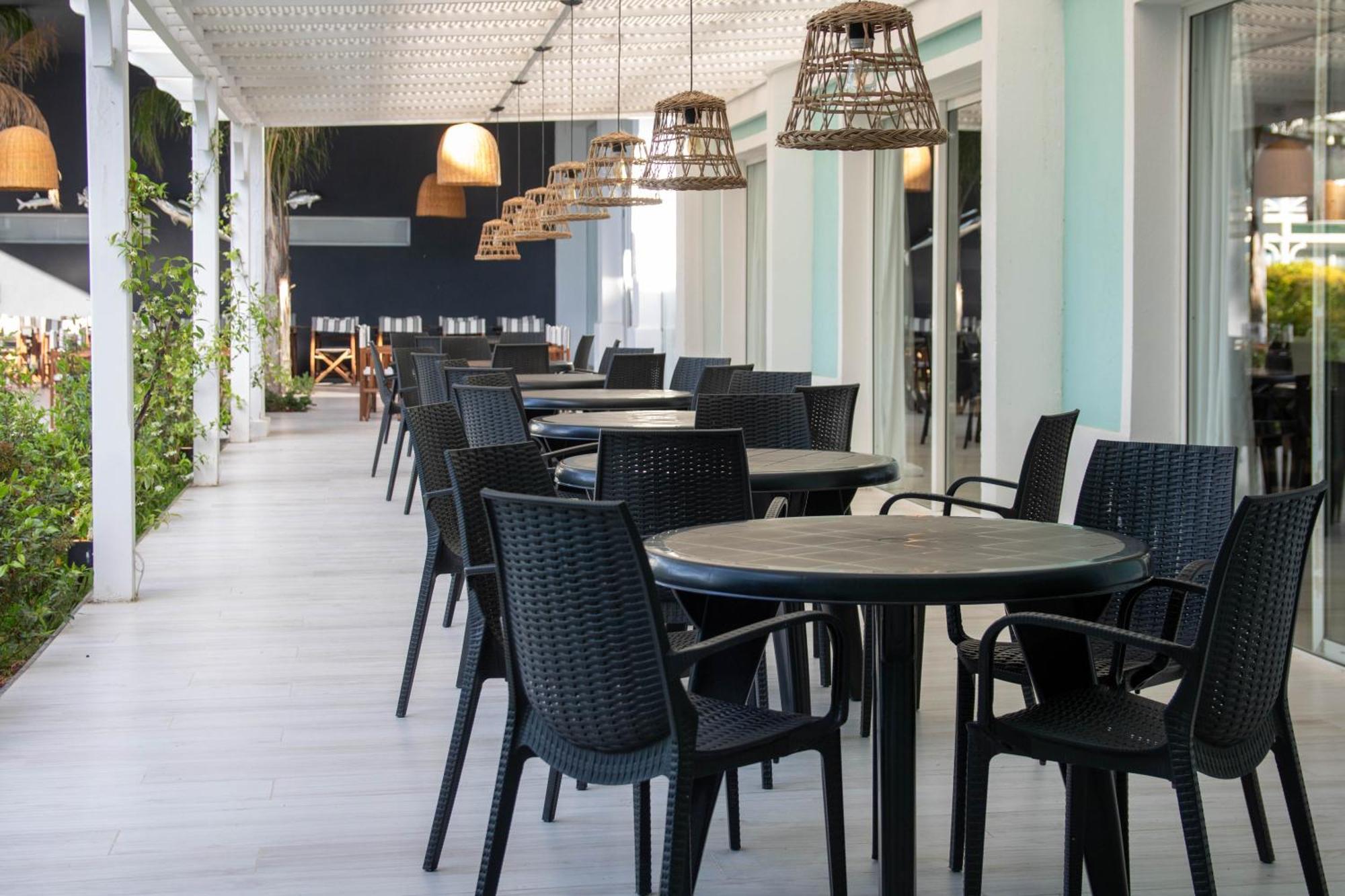 Howard Johnson Hotel & Convention Center Madariaga - Carilo Exterior foto