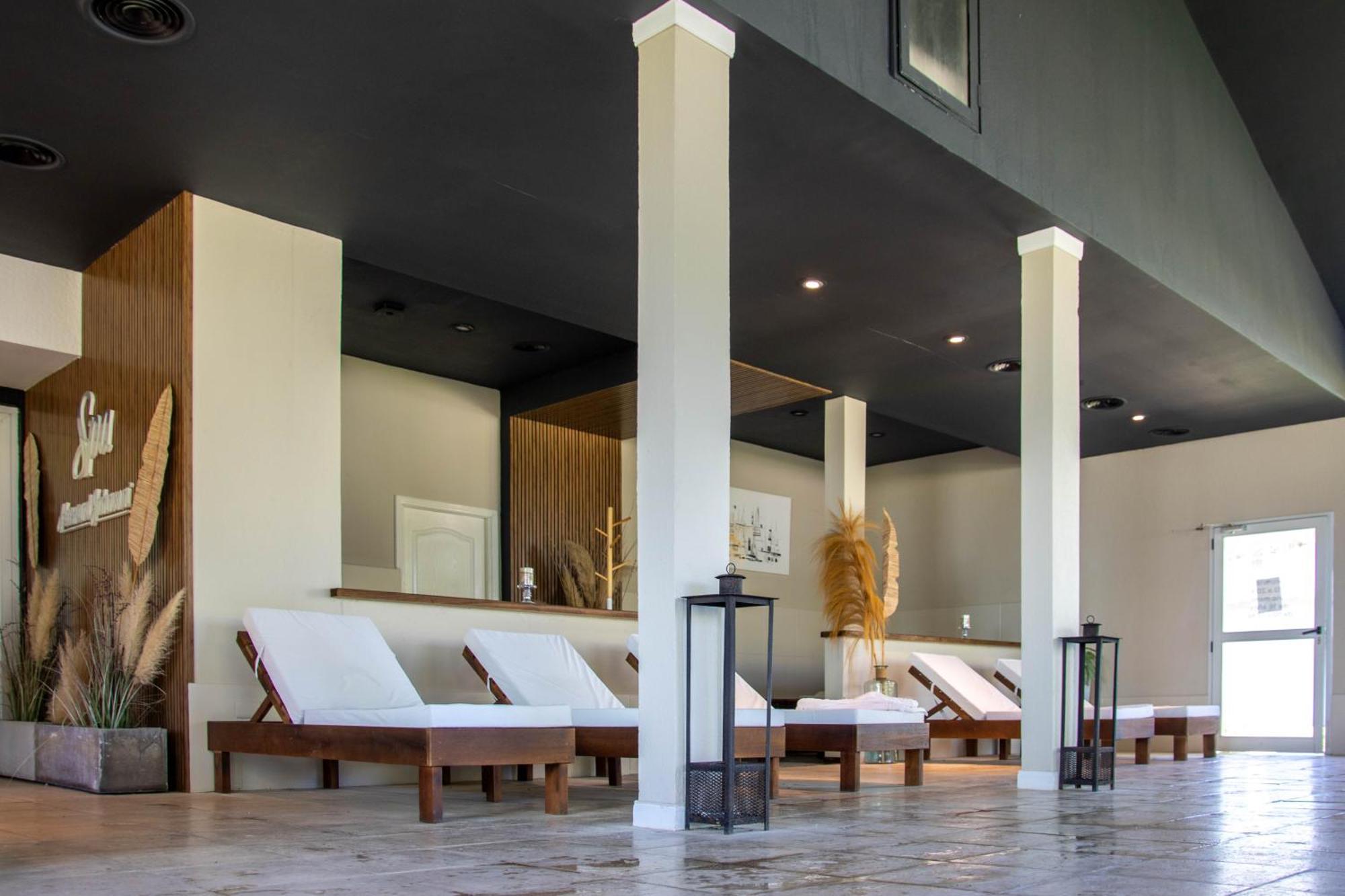 Howard Johnson Hotel & Convention Center Madariaga - Carilo Exterior foto