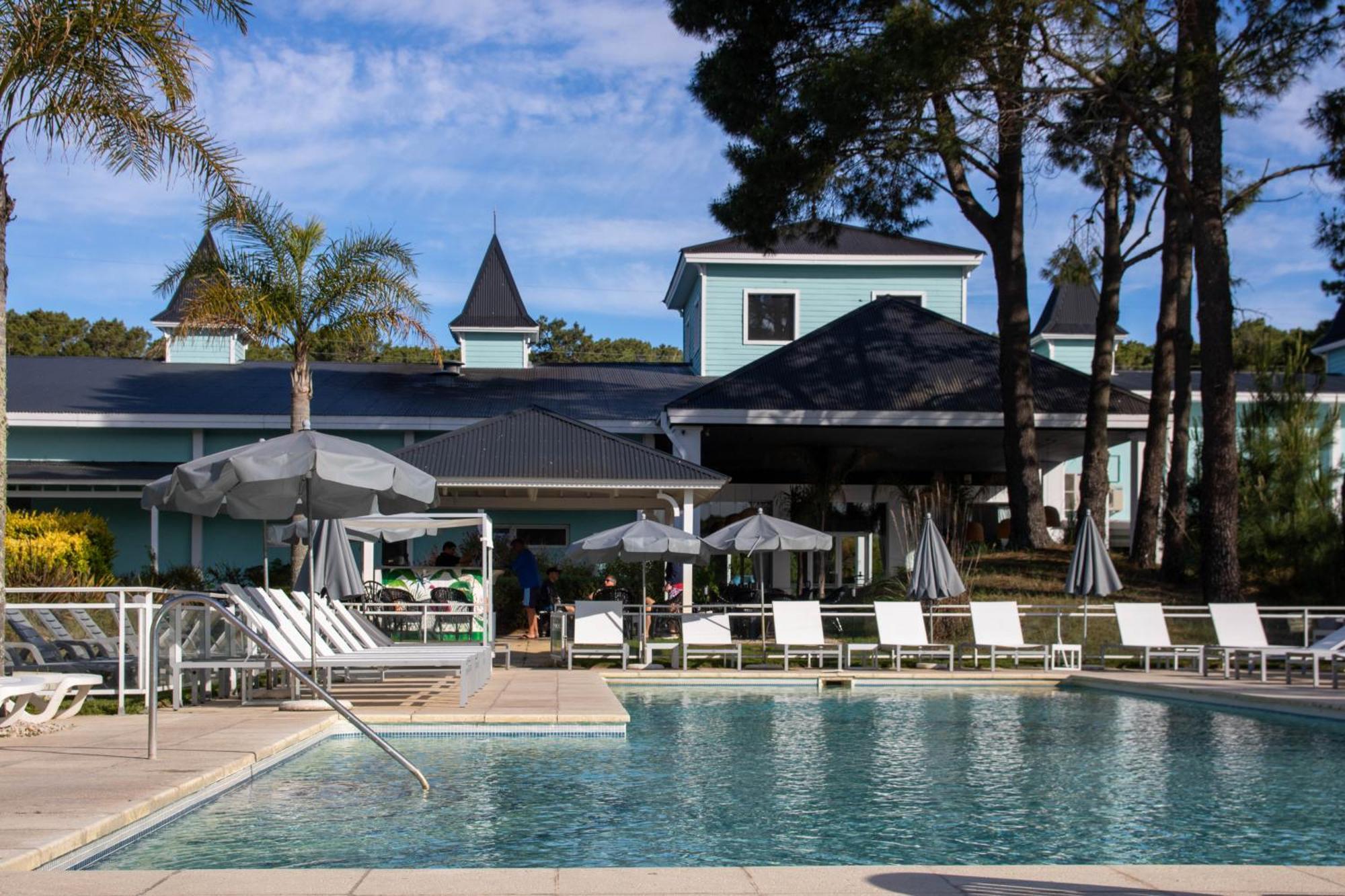 Howard Johnson Hotel & Convention Center Madariaga - Carilo Exterior foto