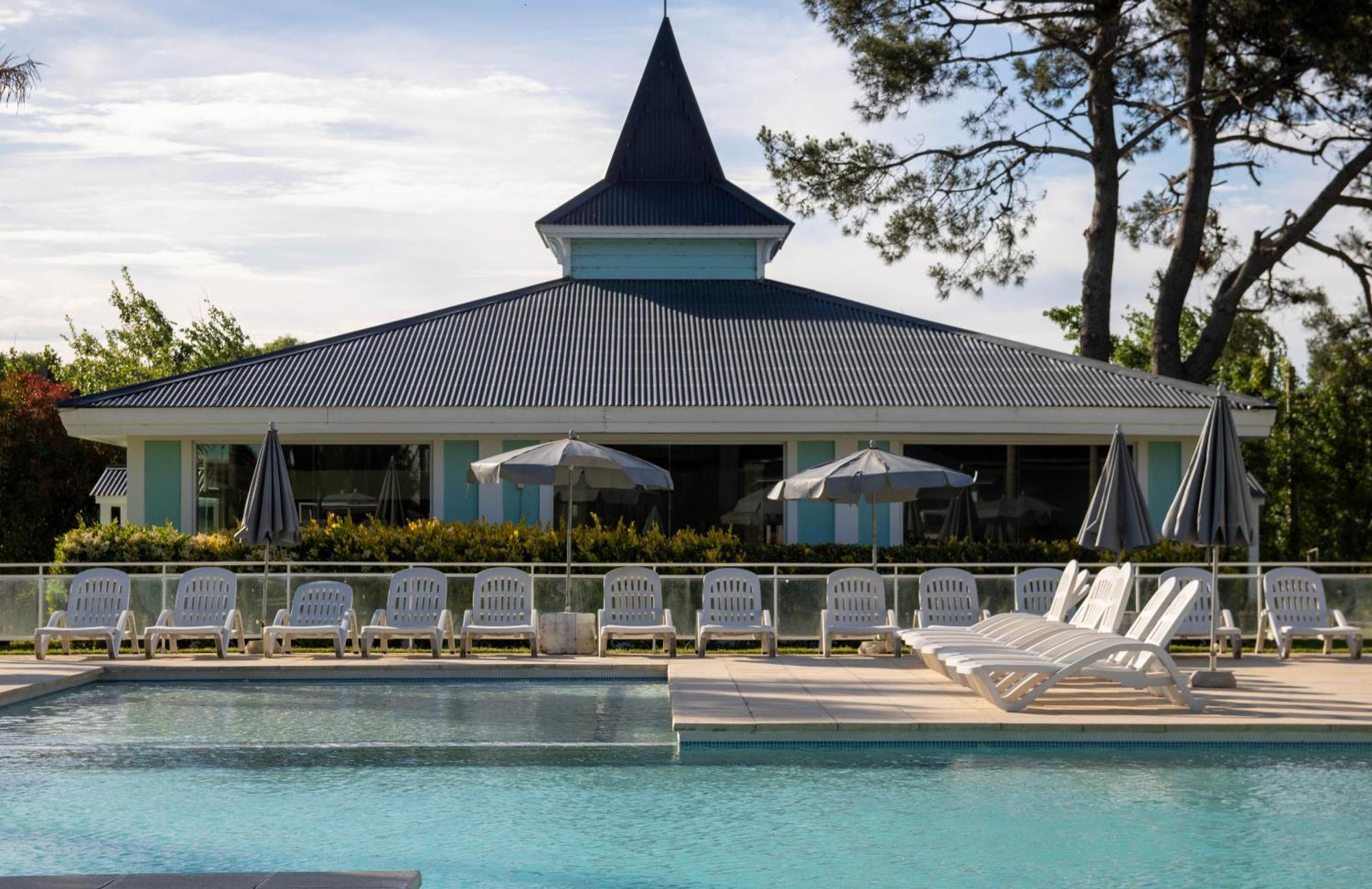Howard Johnson Hotel & Convention Center Madariaga - Carilo Exterior foto