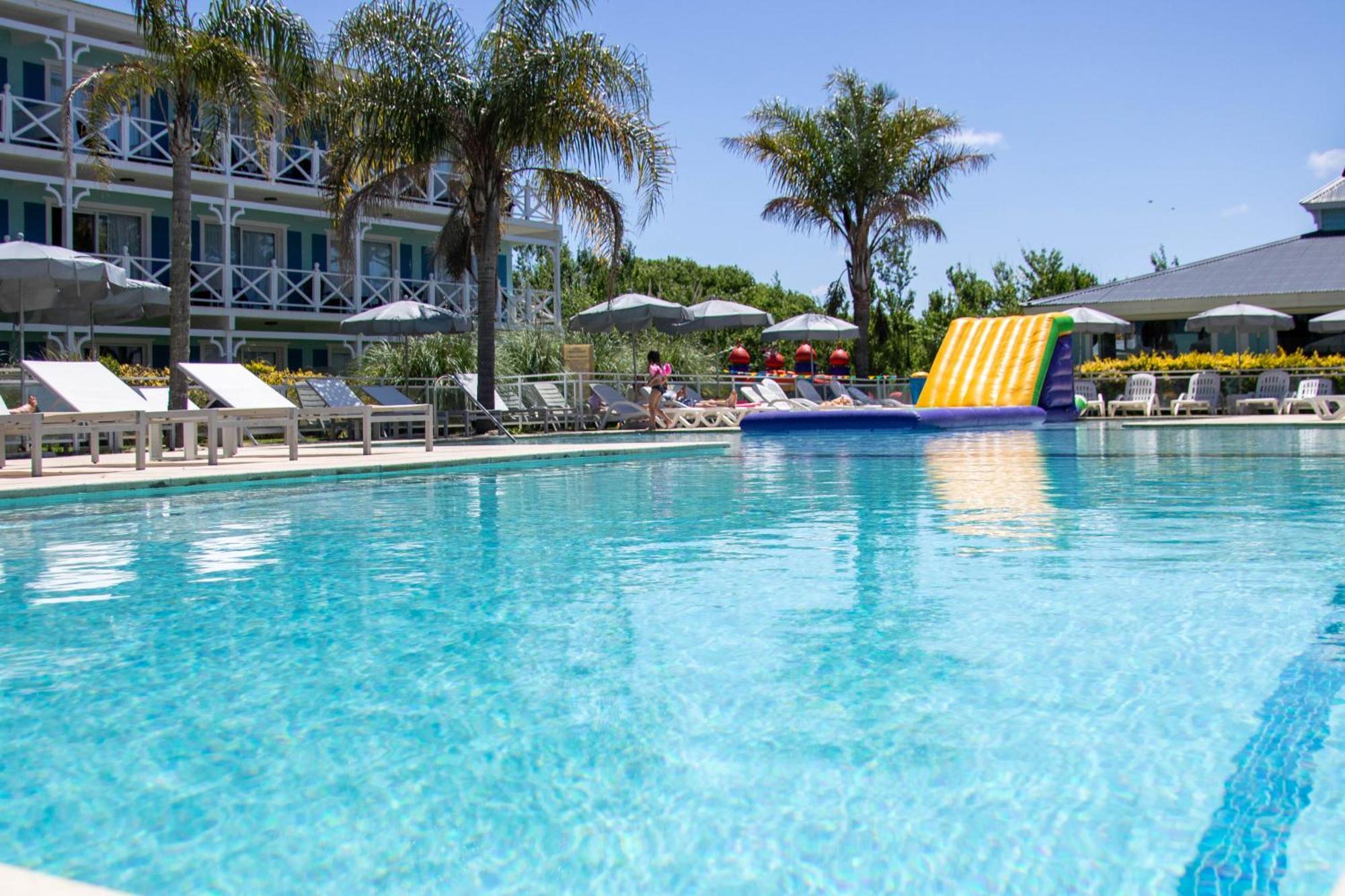 Howard Johnson Hotel & Convention Center Madariaga - Carilo Exterior foto