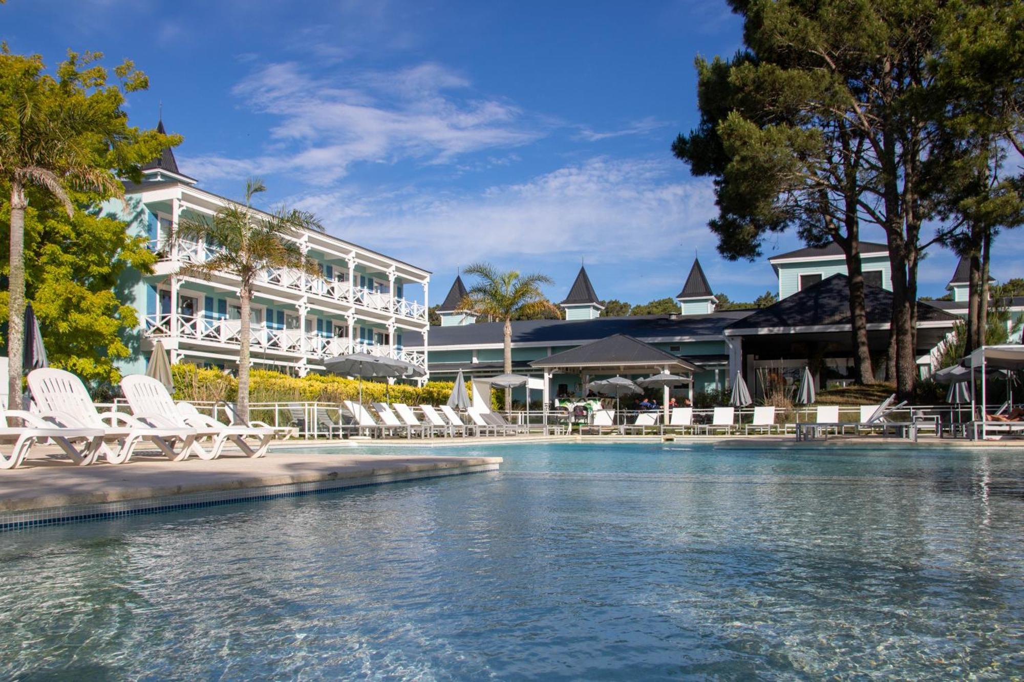 Howard Johnson Hotel & Convention Center Madariaga - Carilo Exterior foto