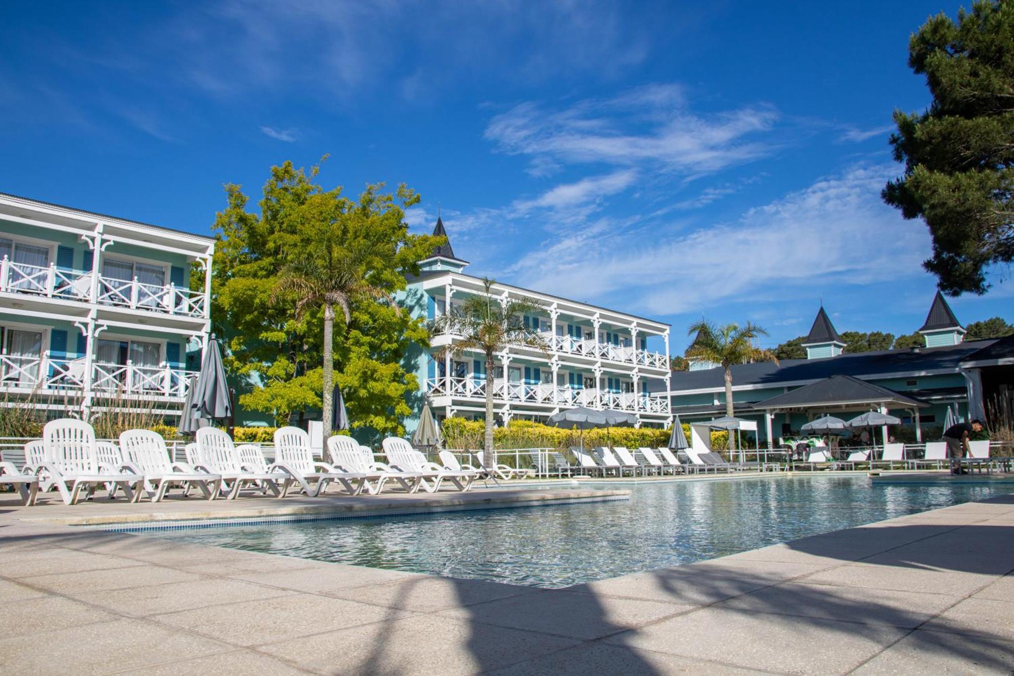 Howard Johnson Hotel & Convention Center Madariaga - Carilo Exterior foto