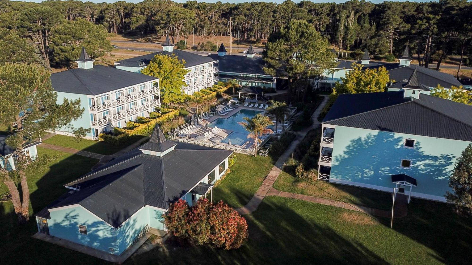 Howard Johnson Hotel & Convention Center Madariaga - Carilo Exterior foto